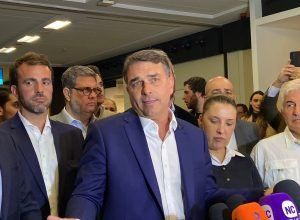Flávio Bolsonaro evita polêmica sobre filme e critica Lulinha