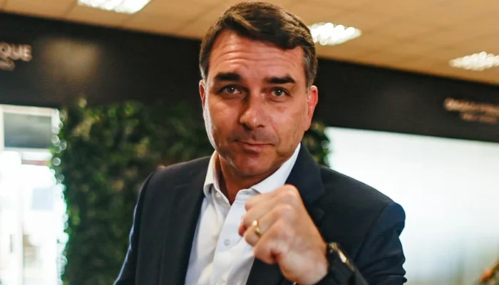 Flávio Bolsonaro lidera em estados com menor pobreza extrema