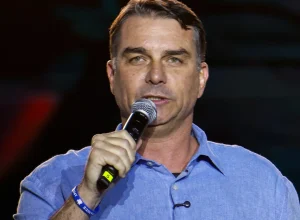 Flávio Bolsonaro lidera intenções de voto no Paraná com 41%