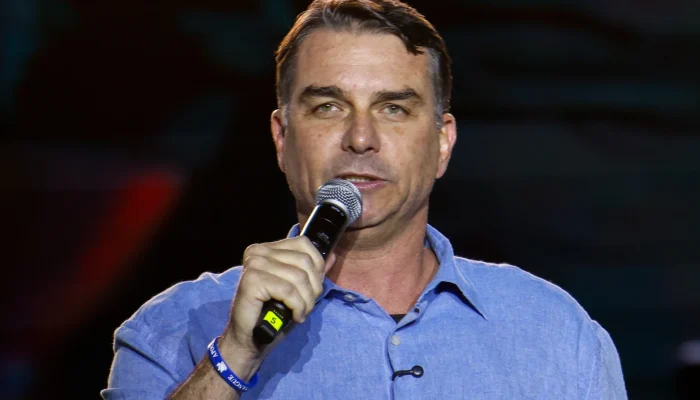 Flávio Bolsonaro lidera intenções de voto no Paraná com 41%
