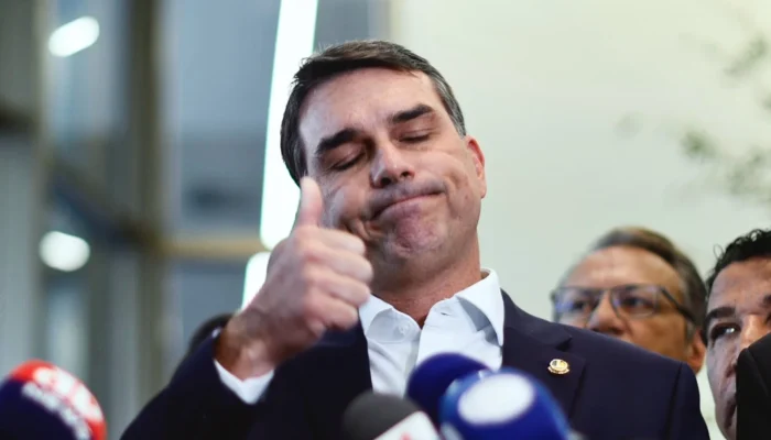 Flávio Bolsonaro pede transparência total em investigação sobre filme