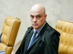 Flávio Bolsonaro planeja intensificar críticas a Moraes no 7 de Setembro
