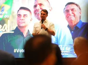 Flávio Bolsonaro planeja revelar equipe durante sabatina na Globo
