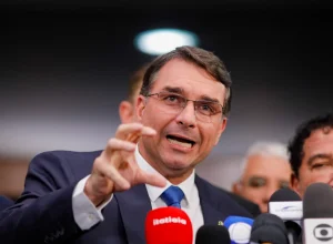 Flávio Bolsonaro propõe compra de dívidas e suspensão de boletos