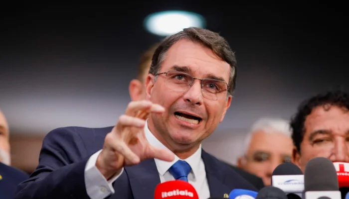 Flávio Bolsonaro propõe compra de dívidas e suspensão de boletos