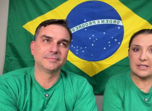Flávio Bolsonaro propõe transição de dois anos para o Bolsa Família
