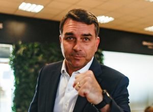 Flávio Bolsonaro reforça equipe econômica com novos especialistas