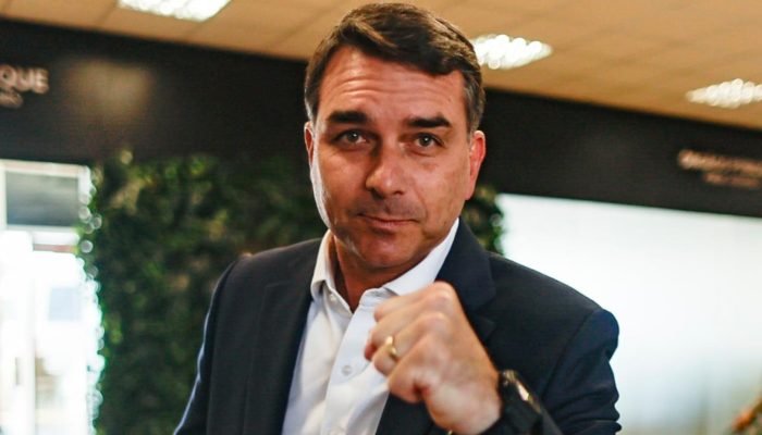 Flávio Bolsonaro reforça equipe econômica com novos especialistas