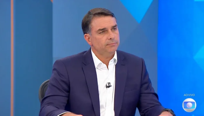 Flávio Bolsonaro responde sobre financiamento de filme em sabatina na TV Globo