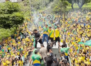 Flávio Bolsonaro reúne aliados em ato de campanha em Belo Horizonte