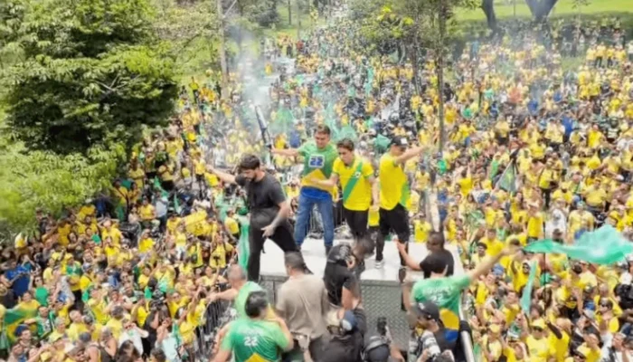 Flávio Bolsonaro reúne aliados em ato de campanha em Belo Horizonte