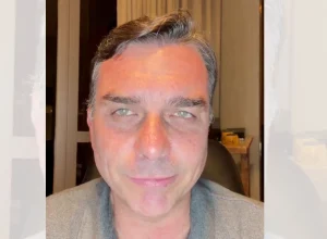 Flávio Bolsonaro sugere nova eleição presidencial antes de 2030