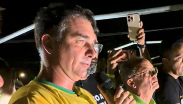 Flávio Bolsonaro sugere que eleitores aceitem dinheiro e votem em outro candidato