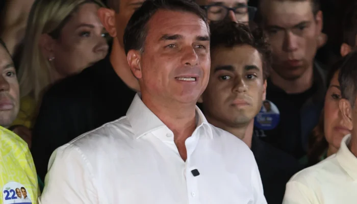 Flávio Bolsonaro viaja ao Equador após cruzar fronteira argentina