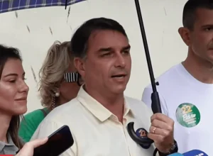 Flávio Bolsonaro vota no Rio e expressa preocupação com o futuro do Brasil