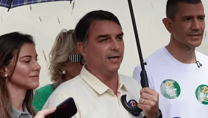 Flávio Bolsonaro vota no Rio e expressa preocupação com o futuro do Brasil