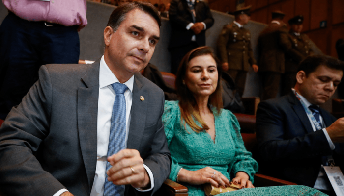 O senador brasileiro Flavio Bolsonaro durante cerimônia de posse do novo presidente do Chile, Jo...