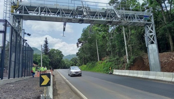 Pórtico de pedágio "free flow" em rodovia no Brasil (Foto: Divulgação)