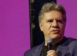Fundador da Petz convoca protestos após revelações sobre Moraes e Vorcaro