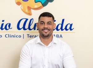 Genésio Almeida recebe reconhecimento por excelência em terapia infantil no Nordeste