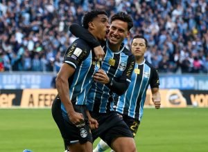Grêmio vira sobre o São Paulo e se distancia do rebaixamento