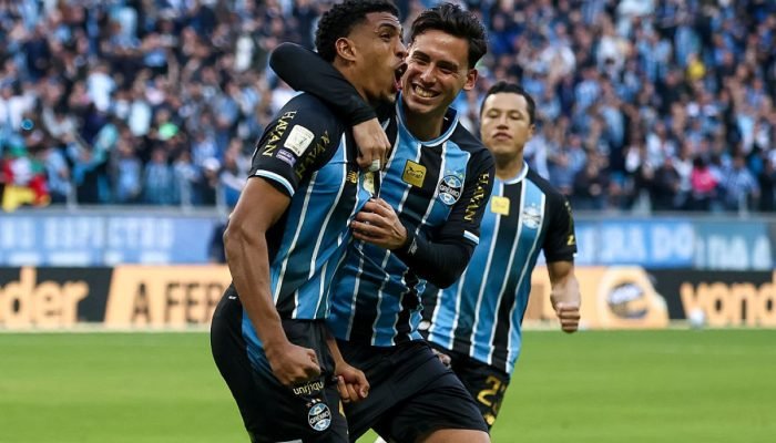 Grêmio vira sobre o São Paulo e se distancia do rebaixamento