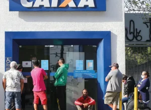 Greve na Caixa Econômica paralisa financiamentos e afeta mercado imobiliário