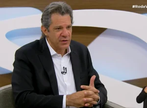 Haddad critica Flávio Bolsonaro por falta de explicações sobre rachadinha