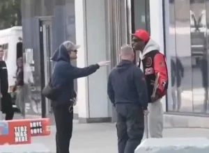 Harry Styles se envolve em discussão com caçador de autógrafos em Nova York