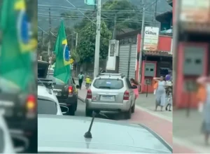 Homem embriagado atropela crianças durante manifestação em Ilhabela