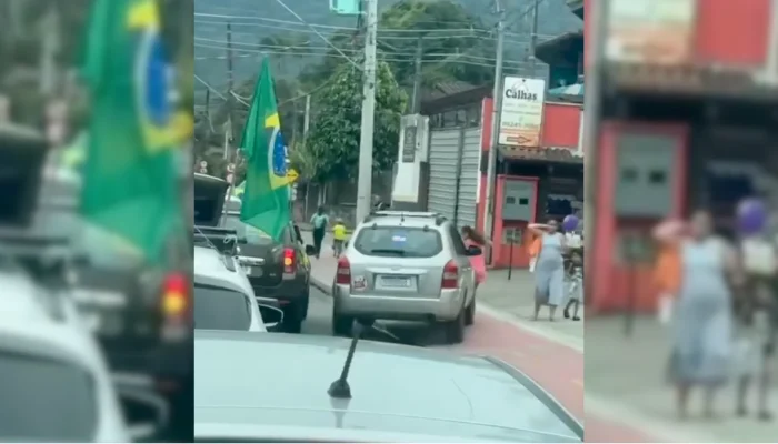 Homem embriagado atropela crianças durante manifestação em Ilhabela