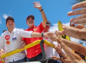 Humberto Costa encerra visitas no Sertão com carreatas da Frente Popular