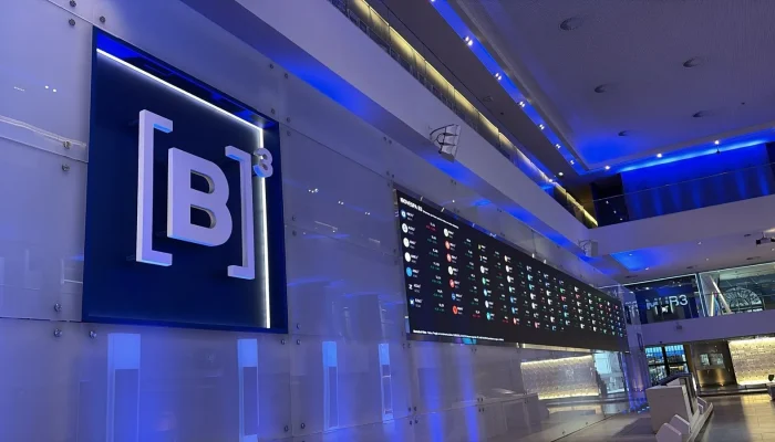 Ibovespa recua com incertezas eleitorais e cenário econômico