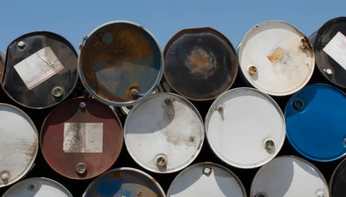 IEA libera 325 milhões de barris para conter preços do petróleo