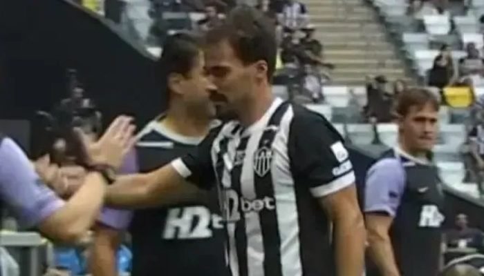 Igor Gomes deixa campo lesionado em jogo do Atlético-mg contra o Grêmio
