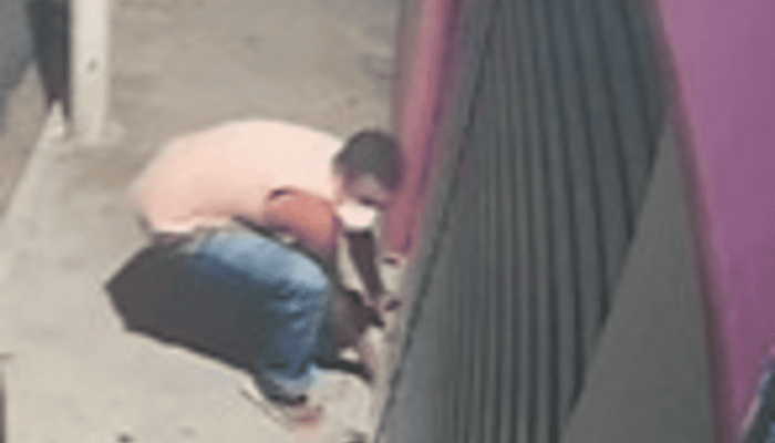 Um homem que havia sido flagrado por câmeras de segurança tentando arrombar um mercado no bairr...