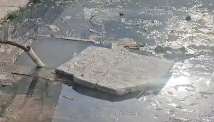 A situação está insuportável. O esgoto está estourado na frente e dentro da escola. O cheiro...