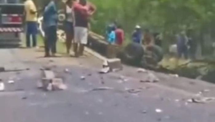 Um caminhão tombou no início da tarde desta segunda-feira (23), por volta das 12h30, na BA-210,...