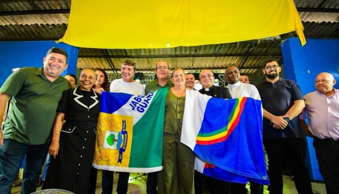 prestígio e apoio - FalaPE FalaPE Início Equipe Contato Andréa Medeiros reúne li