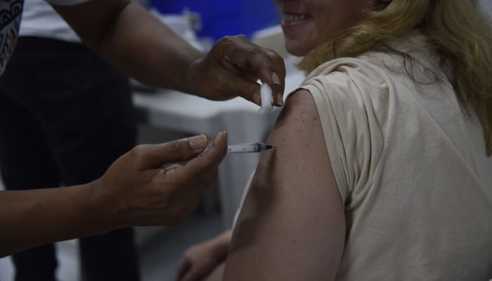 um período, especialmente quando ainda possuem estoque adquirido antes do reajus