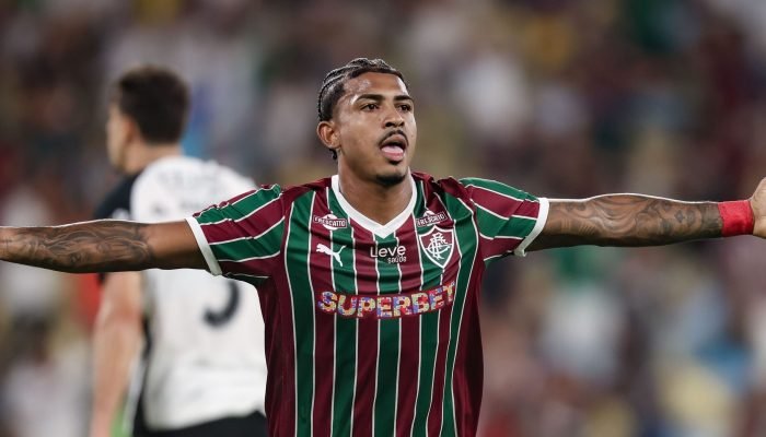 Fluminense x Corinthians tem expulsão bizarra por gesto obsceno; veja