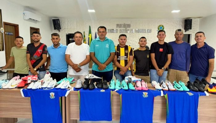 meio da Secretaria Municipal de Esporte e Lazer, realizou a entrega de materiais