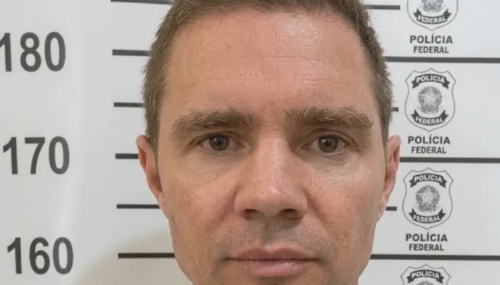 mostrar o banqueiro flertando com três mulheres ao mesmo tempo.Ela recebeu um ap