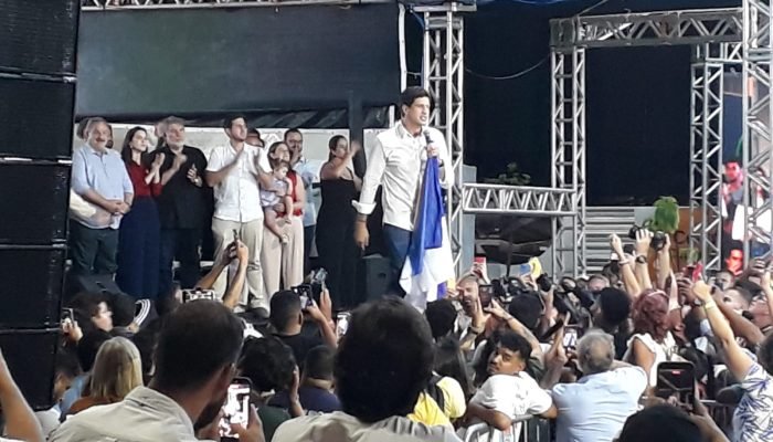 João Campos destaca apoio de Lula em discurso de despedida