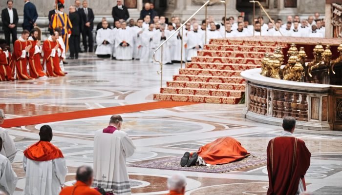 Papa Leão XIV realiza primeira missa de Sexta-Feira Santa e clama por paz