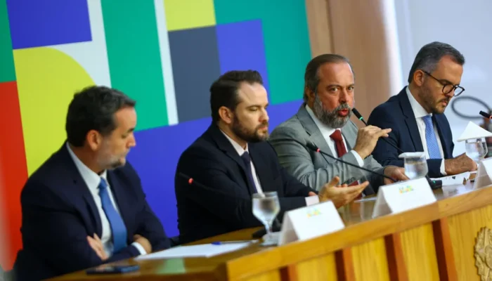 Governo lança medidas para estabilizar preços de combustíveis e passagens aéreas