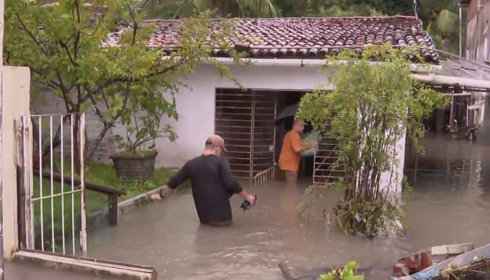 Chuva intensa no Recife causa mortes e paralisa atividades