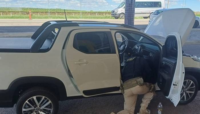 Homem é detido ao trocar carro por caminhonete furtada em Petrolina