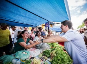João Campos destaca futuro de Pernambuco em visita a feira no Sertão