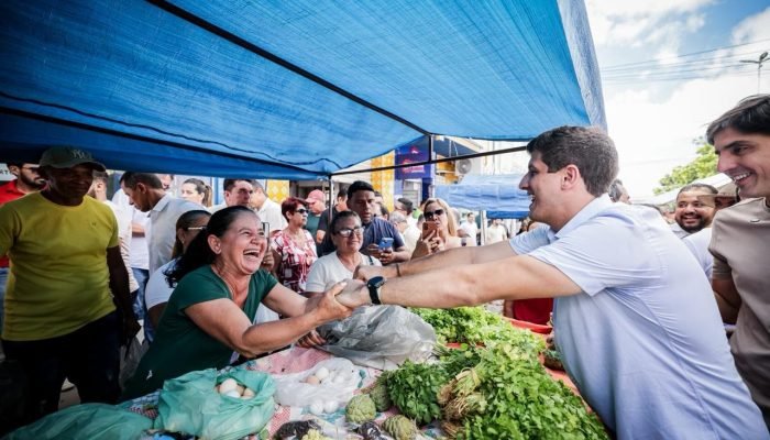 João Campos destaca futuro de Pernambuco em visita a feira no Sertão